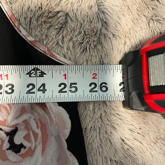 Tahari Sleeveless Blouse with Pink Floral Design - Picture 5 of 6